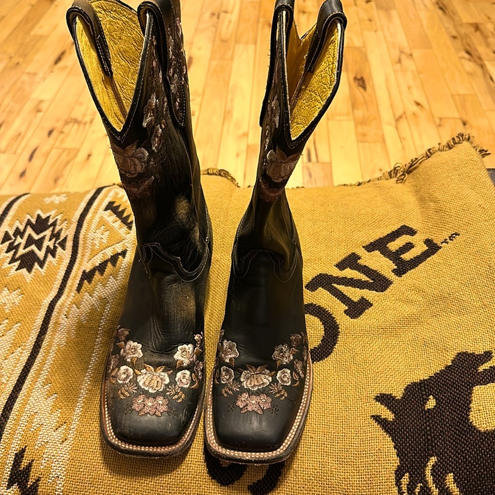 COPY - Cavender’s Ladies size 10B worn one time for formal event!